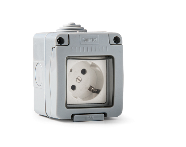 BASE ENCHUFE SUPERFICIE IP55 ESTANCO 19068 FAMATEL 16 AMP