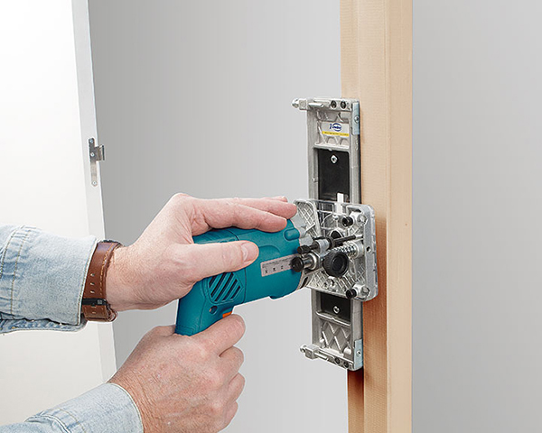 FRESADORA PERNIADORA GUIA P. 6MM FP114 VIRUTEX 430 W