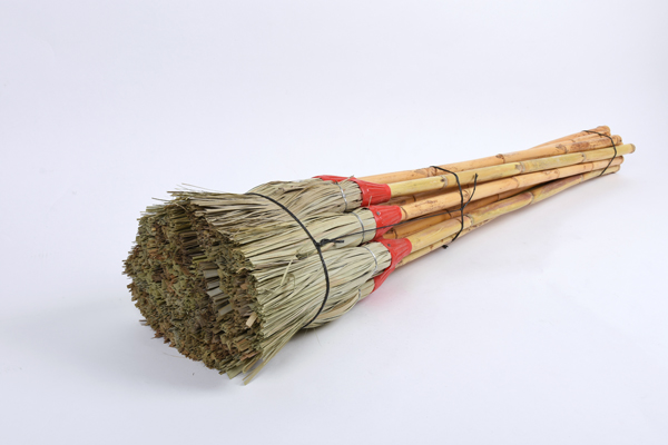 ESCOBA PALMA C/PALO 28011 FAURA 132 CM